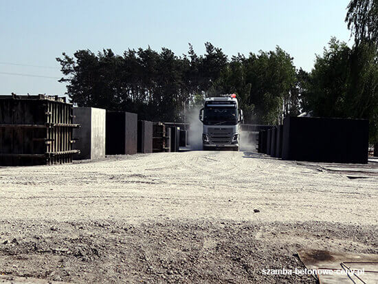 Szamba betonowe Różan - załadunek zbiornika na transport